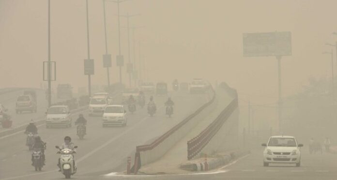 delhi-ncr-shivers-in-biting-cold-as-temperature-dips-further,-aqi-remains-‘very-poor’