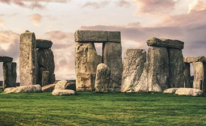 <b>unraveling-the-mysteries-of-stonehenge:-a-closer-look-at-its-purpose-and-origins</b>