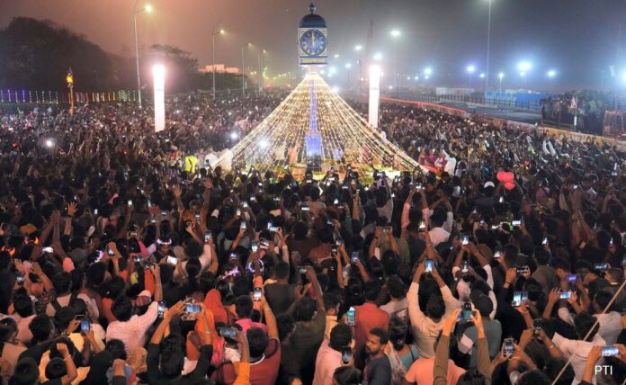 <b>india-heralds-2025-with-spectacular-celebrations-and-vibrant-fireworks-across-major-cities</b>