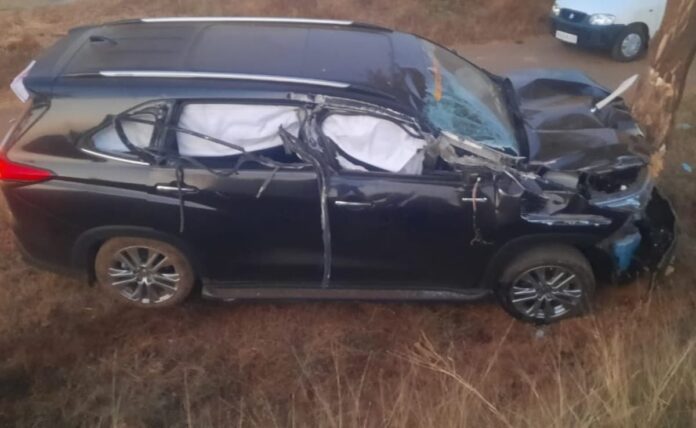 <b>karnataka-minister-laxmi-hebbalkar-escapes-major-accident-after-car-hits-tree-while-evading-dog</b>