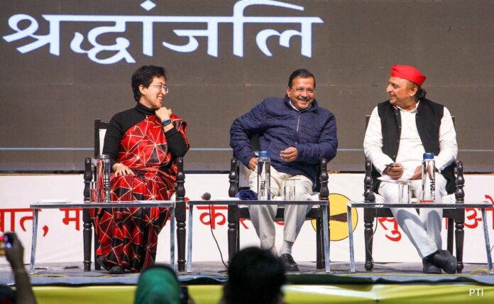 <b>akhilesh-yadav-and-samajwadi-party-rally-behind-aap-in-delhi-elections</b>