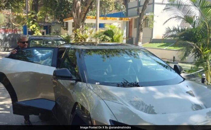 <b>anand-mahindra’s-witty-perspective-on-bengaluru’s-traffic-woes:-a-silver-lining-in-a-jammed-city</b>