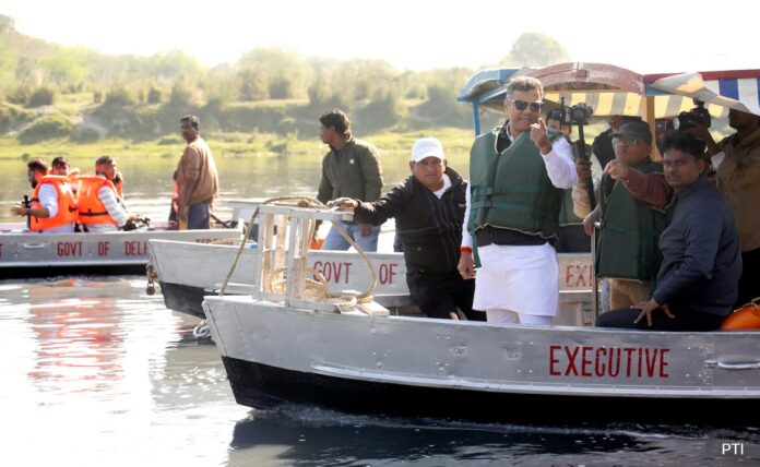 <b>delhi-makes-major-strides-in-yamuna-cleanup,-1,300-tonnes-of-waste-cleared-in-just-10-days</b>