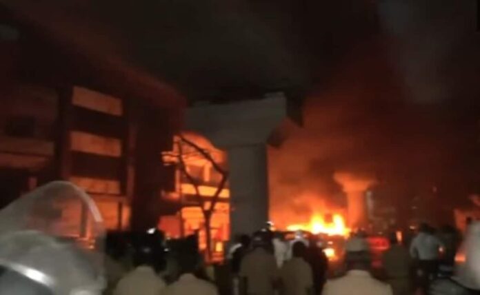 <b>violence-erupts-in-nagpur-as-controversy-over-aurangzeb-tomb-escalates</b>