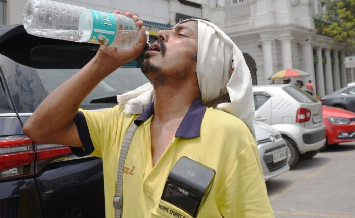 <b>delhi-braces-for-intense-heatwave-as-yellow-alert-issued-for-april-24-26</b>