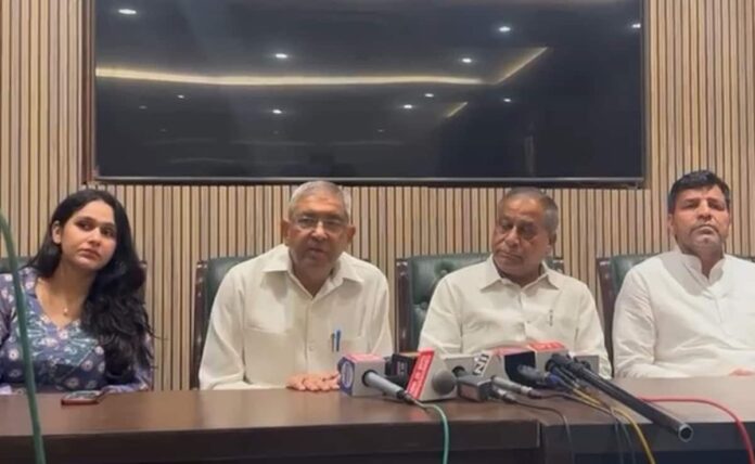 <b>fifteen-delhi-councillors-depart-aap,-establish-new-political-entity-‘indraprastha-vikas-party’</b>