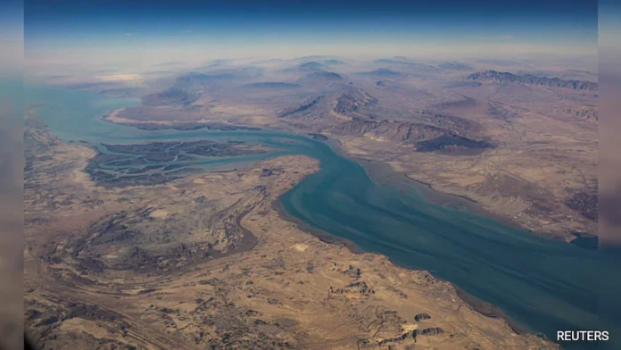 Iran Ramps Up Military Readiness to Blockade Strait of Hormuz, Stirring Global Tensions